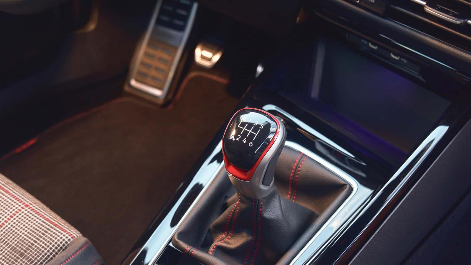 Το νέο VW Golf GTI 380 λέει αντίο στο χειροκίνητο κιβώτιο 